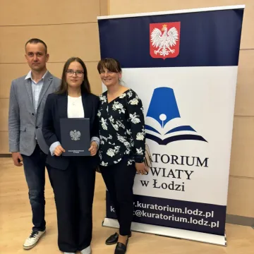 Uczennica PSP w Strzelcach Małych odebrała dyplom Laureata Konkursu Kuratoryjnego z geografii