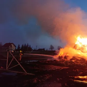 Brudzice: spłonęły baloty słomy i opony