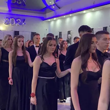 Szampańska zabawa studniówkowa ZSE w Radomsku