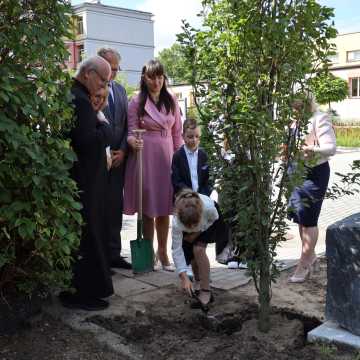 Rozpoczęcie nowego roku szkolnego w PSP9 w Radomsku. Zakopano kapsułę czasu oraz posadzono symboliczne drzewo