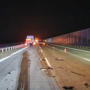 [AKTUALIZACJA] Autostrada A1. Osobówka najechała na pługopiaskarkę. Jedna osoba doznała licznych obrażeń ciała