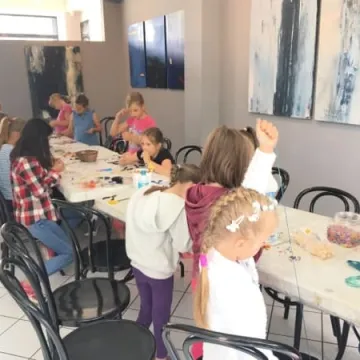 Warsztaty tworzenia biżuterii w MDK