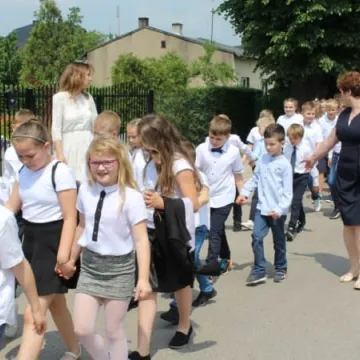 PSP 8 w Radomsku nadano imię „Przyjaciół Dzieci”. Uroczystości 50-lecia