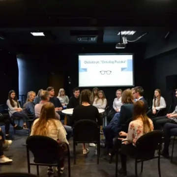 Debata w MDK ph. „Dekalog Pużaka”.