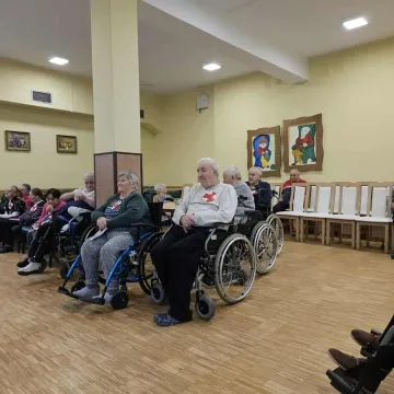 Patriotycznie i tanecznie. Uczestnicy WTZ odwiedzili DPS w Radomsku