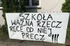 Na terenie PSP w Brudziach zawisły transparenty – to reakcja na decyzję o likwidacji szkoły