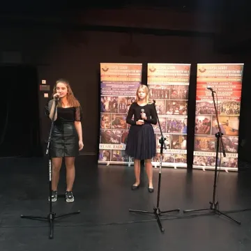 Śpiewali i recytowali po niemiecku oraz angielsku