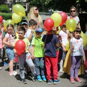 Barwny korowód z okazji Dnia Dziecka
