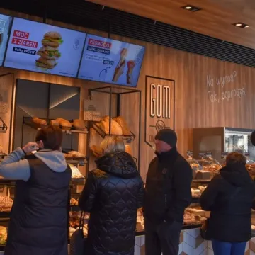 Kamieńsk z nowy centrum handlowym w centrum miasta