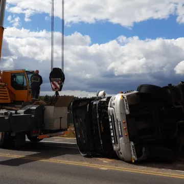 Trwa akcja usuwania tira, leżącego na DK1