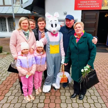 Wielkanocny kiermasz szkolny społeczności PSP nr 8