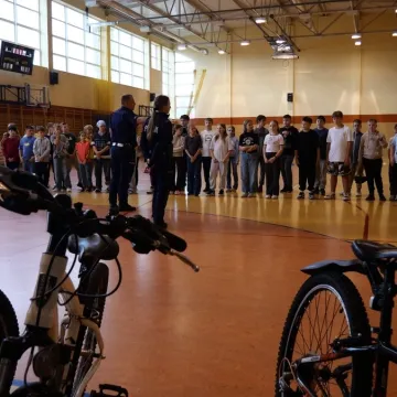 Młodzi cykliści z Przedborza sprawdzili swoje umiejętności pod okiem policjantów