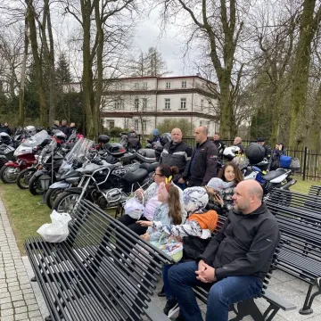 Tłumy motocyklistów i mieszkańców w Strzałkowie. Kolejna Moto Święconka za nami