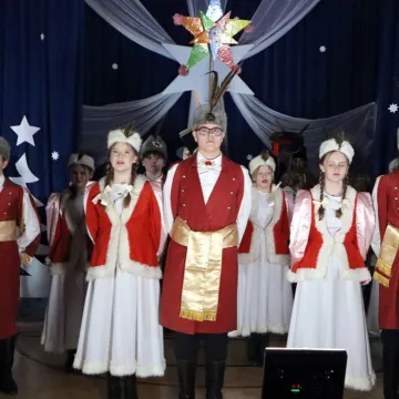 Szkolna sala zamieniła się w koncertową scenę. Noworoczne kolędowanie w Gidlach