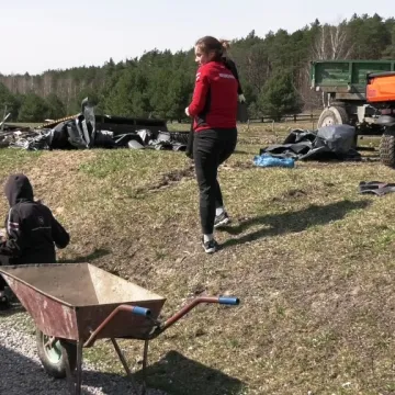 Wolontariusze pomagają odbudować herbaciarnię w Dojo Stara Wieś