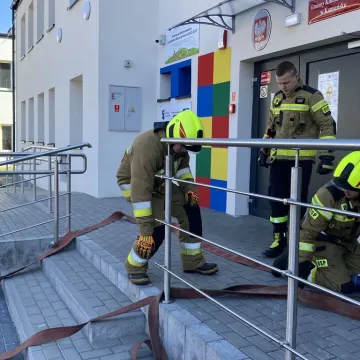 Foto budka, pokazy, poznawanie szkoły. Dzień  Otwarty w ZSP w Kamieńsku