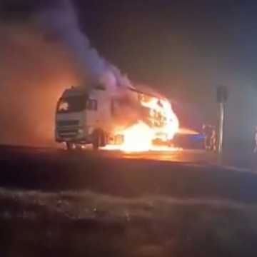 [AKTUALIZACJA] Na strefie w Radomsku zapalił się samochód ciężarowy. 400 tys. zł strat. Kierowca poszedł do baru