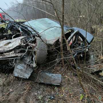 Śmiertelny wypadek nieopodal miejscowości Bobry. Samochód uderzył w drzewo
