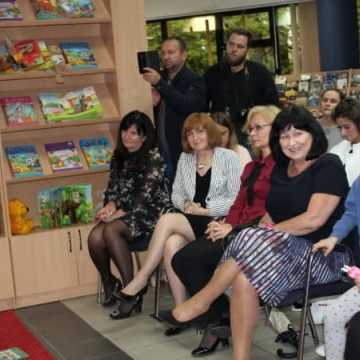 Pasowanie nowych czytelników biblioteki w Radomsku