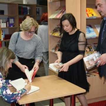 Spotkanie z laureatką nagrody NIKE - Joanną Bator w bibliotece w Radomsku