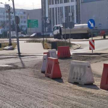 Na ul. Żeromskiego w Radomsku pojawiła się ekipa budowlana. Rusza przebudowa drogi