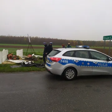 Pijany kierowca wjechał w kapliczkę i uciekł