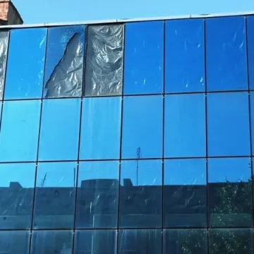 Szyby spadają na chodnik przy ul. Krakowskiej