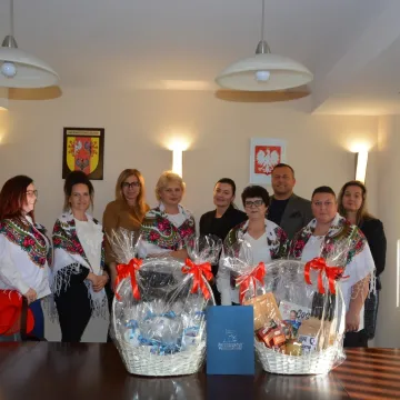 Panie z KGW „Myśliwczów” odebrały gratulacje od Zarządu Powiatu Radomszczańskiego