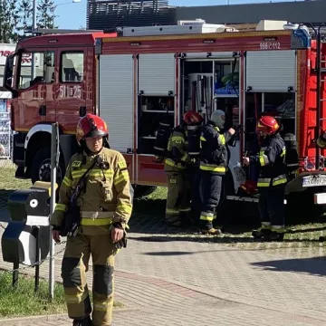 Ewakuacja ZSP 1 w Radomsku. Był pożar, strzały i osoby ranne