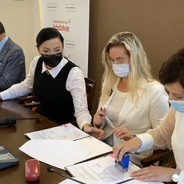 I LO w Radomsku doczeka się nowoczesnego boiska. Wicemarszałek podpisał umowę