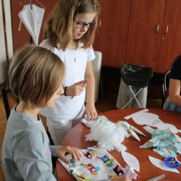 Warsztaty szycia poduszek w MDK w Radomsku