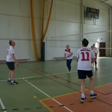 Samorządowcy zagrali w siatkówkę