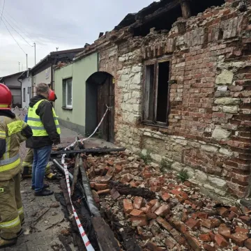 Z domu w Kamieńsku runął fragment elewacji