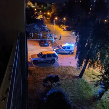 Dachowanie osobówki na drodze osiedlowej w Radomsku