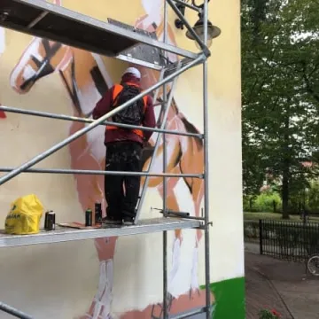 Malowanie muralu w bibliotece rozpoczęte