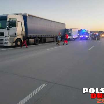 [AKTUALIZACJA] Wypadek na A1 w gminie Gomunice. Zderzyły się 3 pojazdy. Są osoby ranne