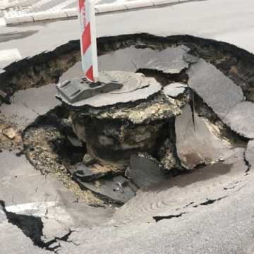 Potężna dziura w jezdni na ul. Krasickiego w Radomsku