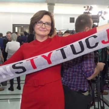 Posłanka Sowińska przekazała słynny szalik na aukcję WOŚP 