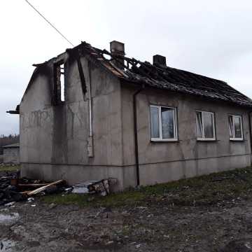 Na poddaszu domu w Krzywanicach wybuchł pożar. W budynku przebywała kobieta z dziećmi