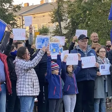 Prounijna manifestacja w Radomsku: „Zostajemy”, „Zostajemy”!