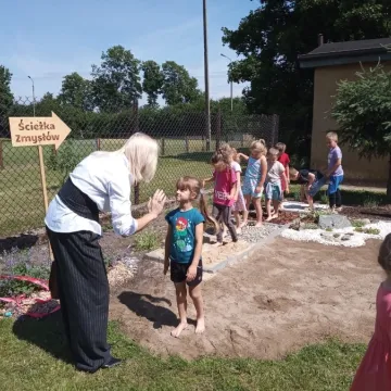 Przy ZSP w Dobryszycach powstała ścieżka sensoryczna