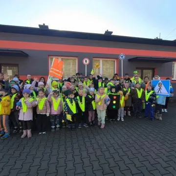 Marsz odblaskowy w Szczepocicach. Uczniowie świecą przykładem