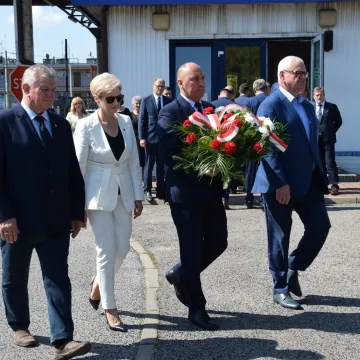 Kwiaty i zaduma w 86. rocznicę wybuchu wojny