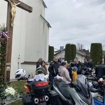 Tłumy motocyklistów i mieszkańców w Strzałkowie. Kolejna Moto Święconka za nami