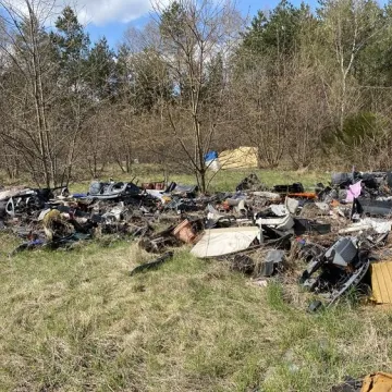 Gm. Gomunice: składowisko odpadów „wyrosło” nieopodal lasu