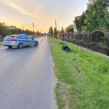 W Dobryszycach zderzenie motocykla z golfem