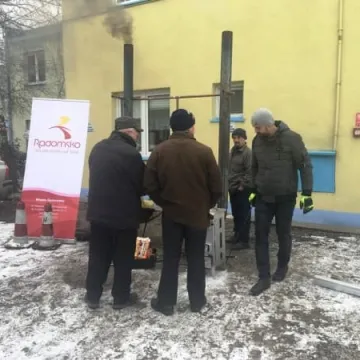 Pokaz ekologicznego palenia w piecu 