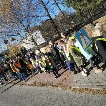 Marsz odblaskowy w Szczepocicach. Uczniowie świecą przykładem