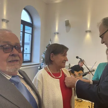 Sześć par uhonorowanych medalami za długoletnie pożycie małżeńskie