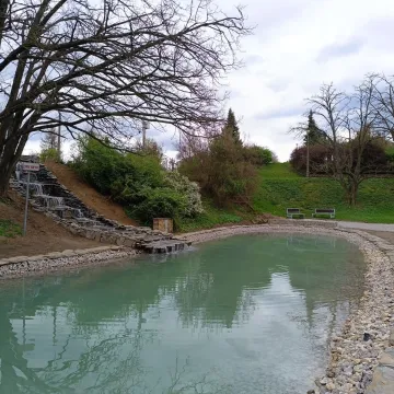 Nowe oblicze oczka wodnego w Parku Solidarności w Radomsku. Wykonano kamienną kaskadę